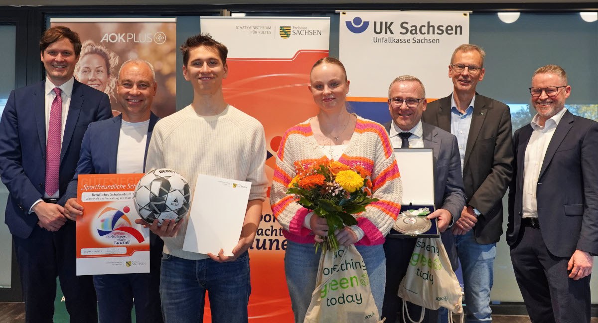 Schulleiter Mario Bunese (3. v. r.), Fachkonferenzleiter Sport, Peter Pattke (2. v. l.), sowie zwei unserer Schüler bei der Preisverleihung mit Kultusminister Conrad Clemens (li.).